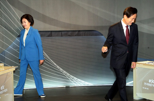 박영선 더불어민주당 서울시장 보궐선거 후보(왼쪽)와 오세훈 국민의힘 후보가 5일 서울 양천구 목동 한국린 한국방송기자클럽 초청 서울시장 보궐선거 후보자 토론회에서 인사를 나눈 뒤 자리로 돌아가고 있다.[사진=연합뉴스]